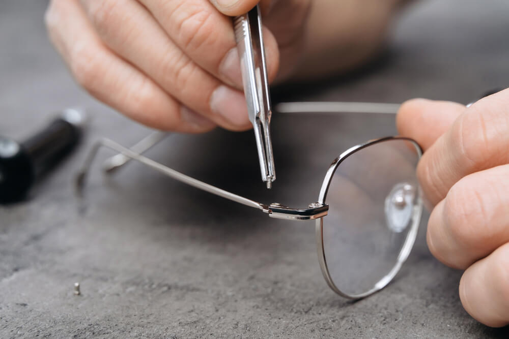 Adjusting glasses fit