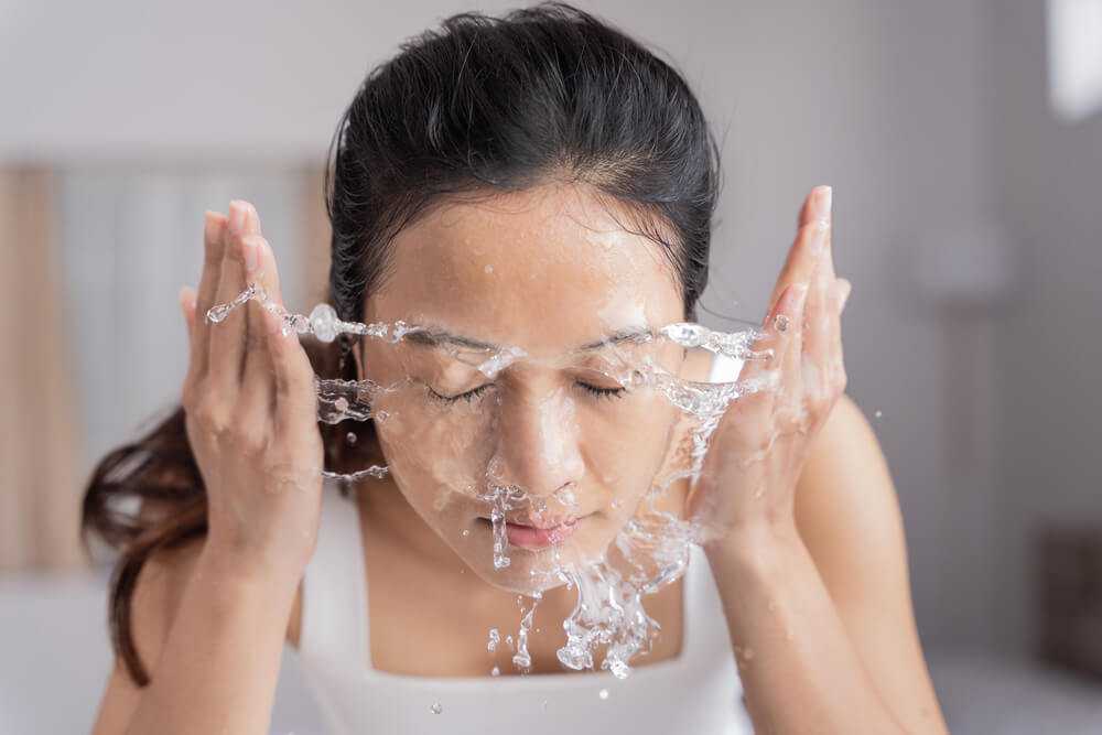 water and contact lenses