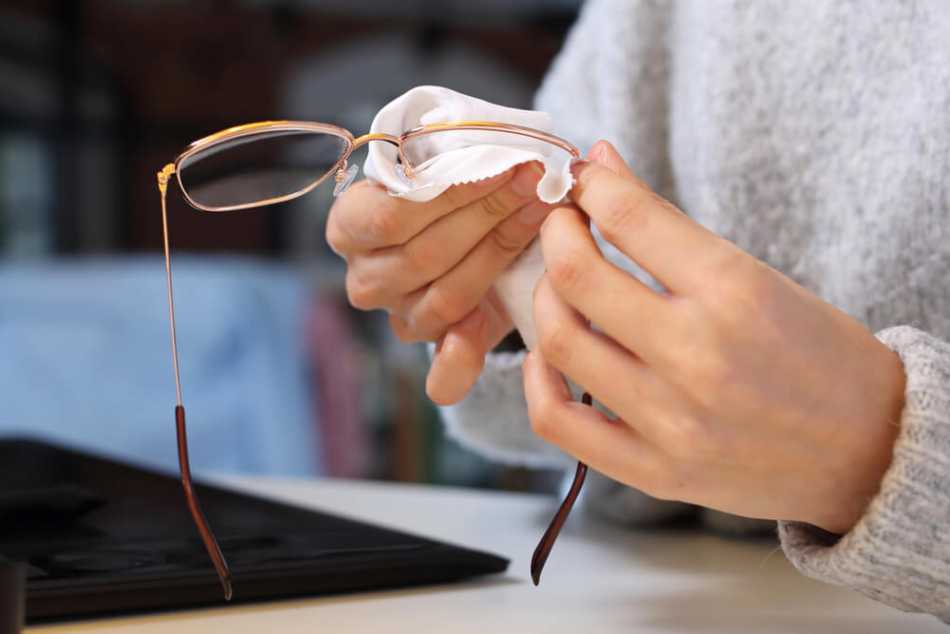 Best Way to Remove Scratches from Eyeglasses and Sunglasses Lenses Using  Toothpaste 